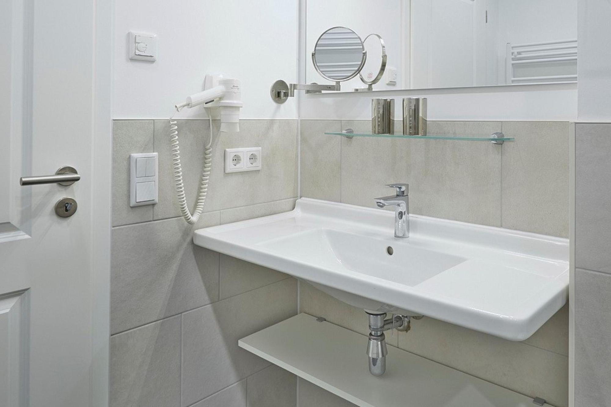 Aparthotel Waterkant Suites - Fewos Am Meer Mit Spa เบอร์เกอเรนเดอ-เรทวิช ภายนอก รูปภาพ
